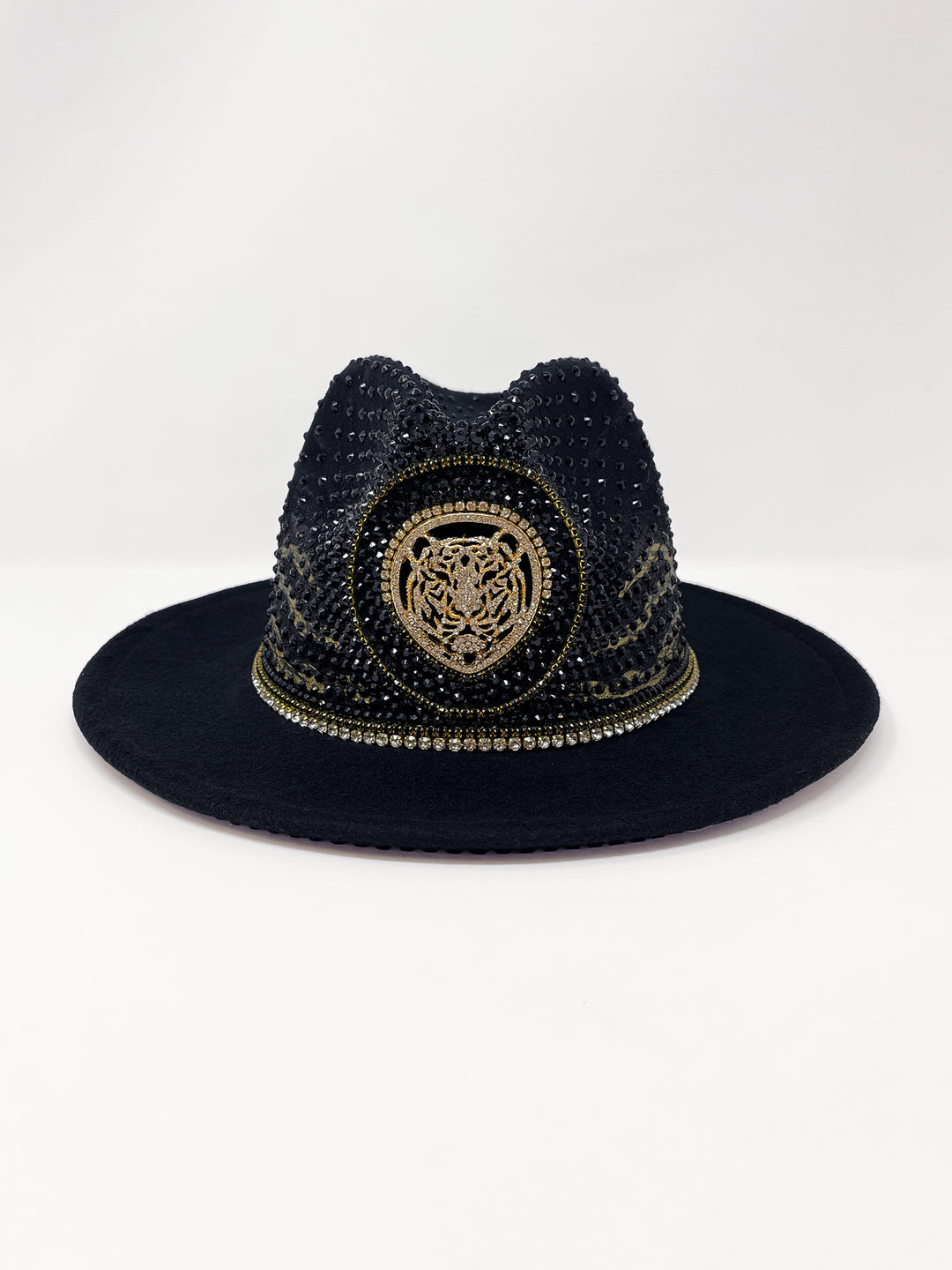 Short brim black fedora with black and metallic gold hand painted tiger print. Gold tiger motive centrepiece and crystal embellishments. Luxury fedora, rhinestones, statement fedora, unique headwear, animal print