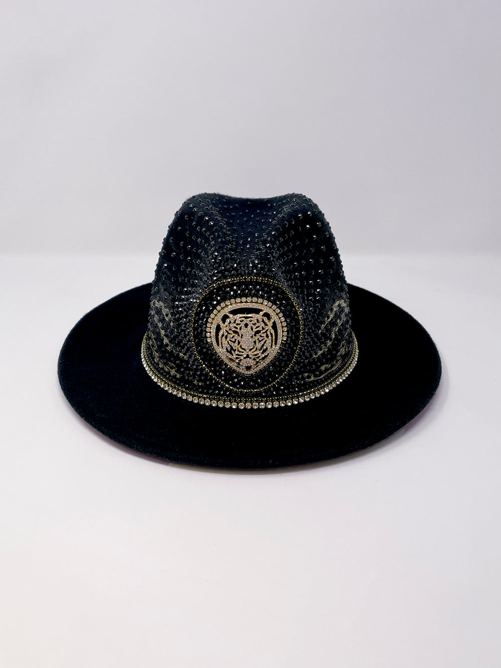 Short brim black fedora with black and metallic gold hand painted tiger print. Gold tiger motive centrepiece and crystal embellishments. Luxury fedora, rhinestones, statement fedora, unique headwear, animal print