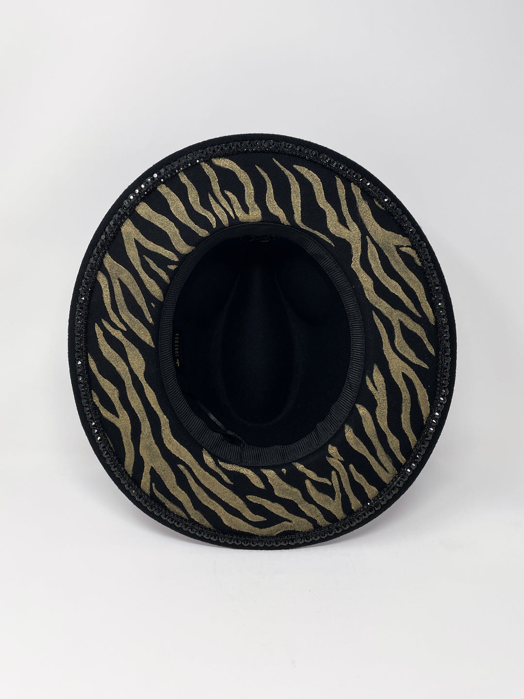 Short brim black fedora with black and metallic gold hand painted tiger print. Gold tiger motive centrepiece and crystal embellishments. Luxury fedora, rhinestones, statement fedora, unique headwear, animal print