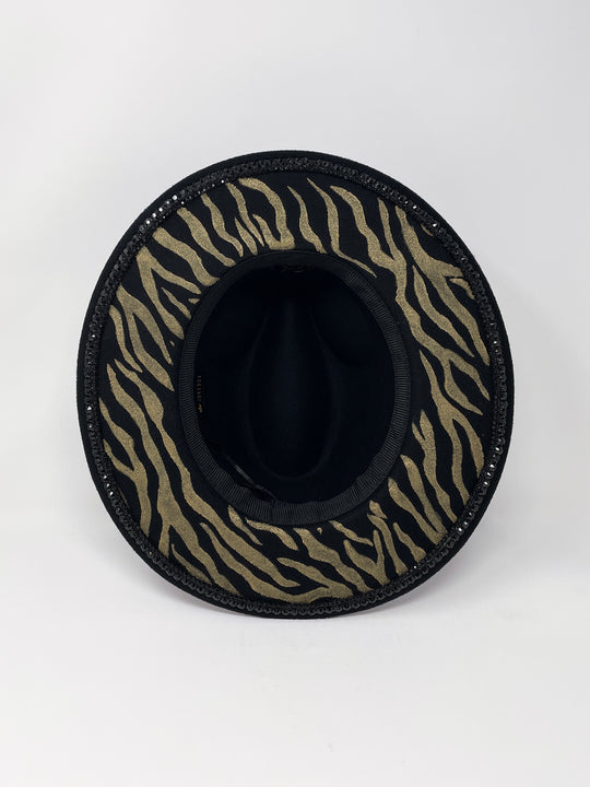 Short brim black fedora with black and metallic gold hand painted tiger print. Gold tiger motive centrepiece and crystal embellishments. Luxury fedora, rhinestones, statement fedora, unique headwear, animal print