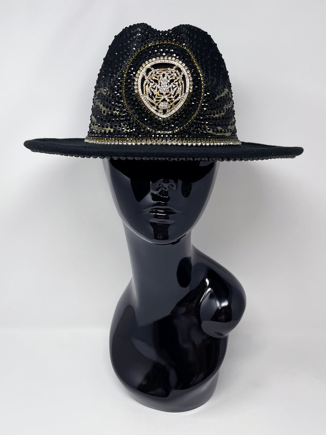 Short brim black fedora with black and metallic gold hand painted tiger print. Gold tiger motive centrepiece and crystal embellishments. Luxury fedora, rhinestones, statement fedora, unique headwear, animal print