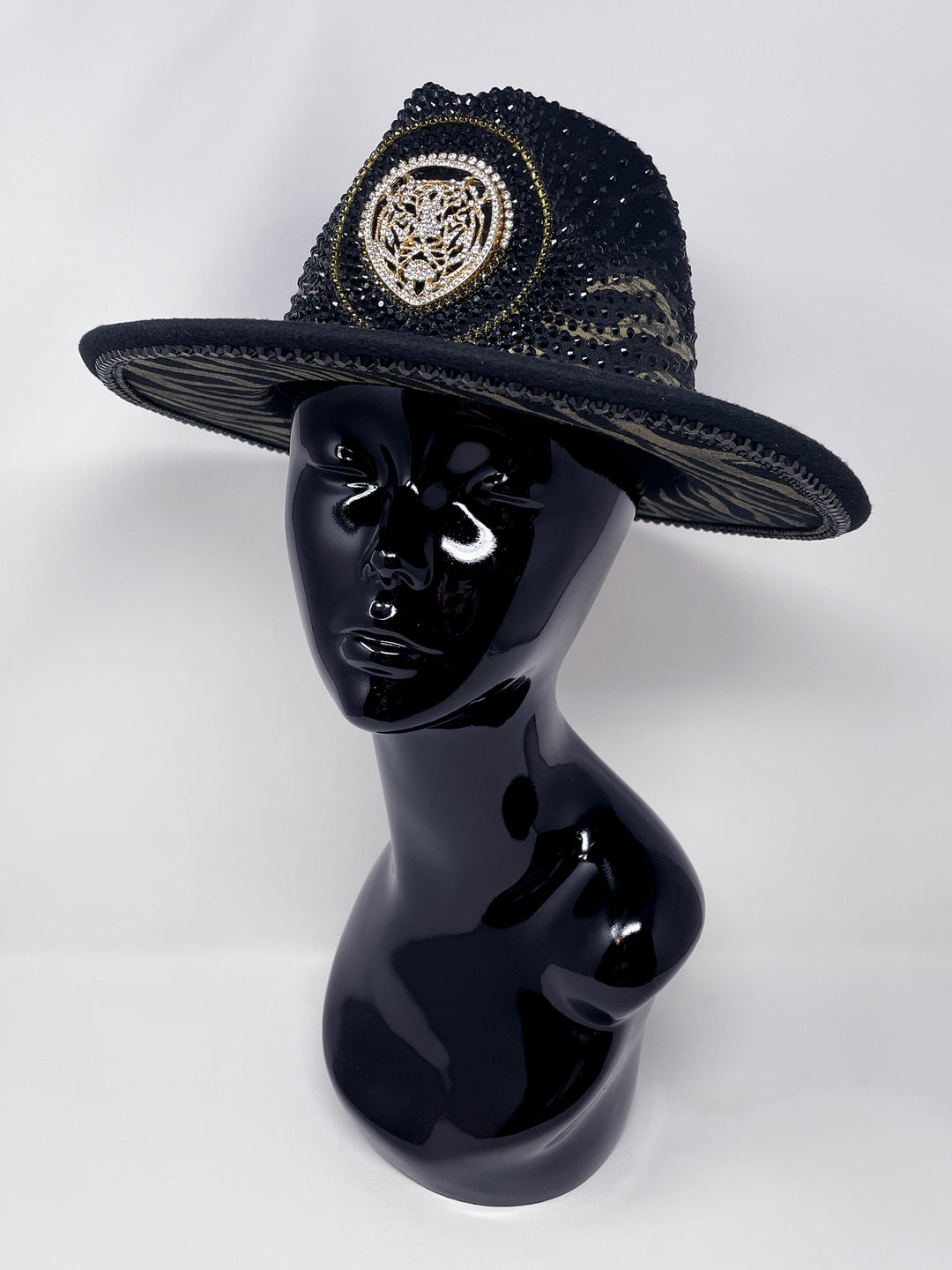Short brim black fedora with black and metallic gold hand painted tiger print. Gold tiger motive centrepiece and crystal embellishments. Luxury fedora, rhinestones, statement fedora, unique headwear, animal print