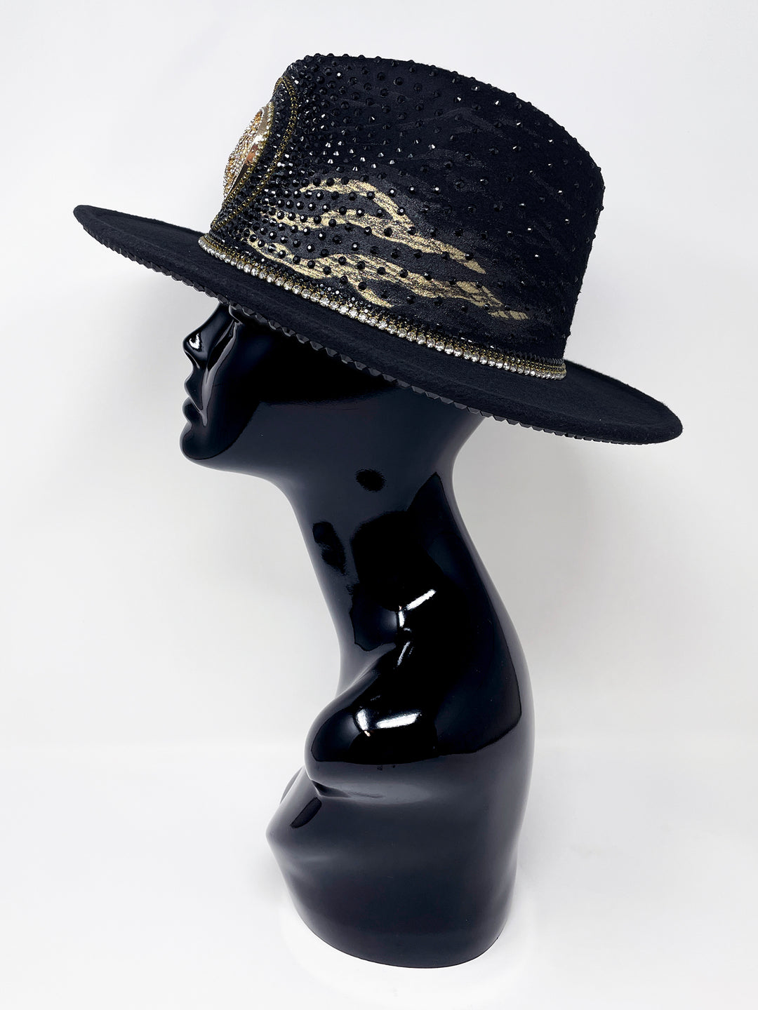 Short brim black fedora with black and metallic gold hand painted tiger print. Gold tiger motive centrepiece and crystal embellishments. Luxury fedora, rhinestones, statement fedora, unique headwear, animal print