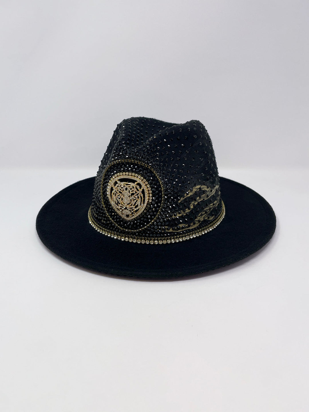 Short brim black fedora with black and metallic gold hand painted tiger print. Gold tiger motive centrepiece and crystal embellishments. Luxury fedora, rhinestones, statement fedora, unique headwear, animal print
